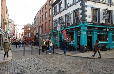 Dublin, İrlanda - 01.27.2023: Dublin 'in kültürel çeyreğindeki Pub tarihi, her yıl binlerce turist tarafından ziyaret ediliyor. Meyhanedeki insanlar..