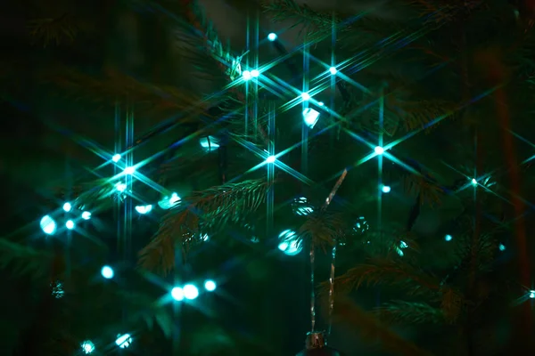 Vakantie Elektrische Kleurrijke Bloemenslingers Dennentak Kerstboom Decoratie — Stockfoto