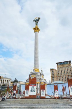 Kyiv, Ukrayna - 03.27.2023: Ukrayna 'nın başkenti Kyiv' de Bağımsızlık Meydanı ve Khreshchatyk Caddesi. Rusya 'nın Ukrayna' ya karşı savaşı. Meydan Nezalezhnosti Manzarası.