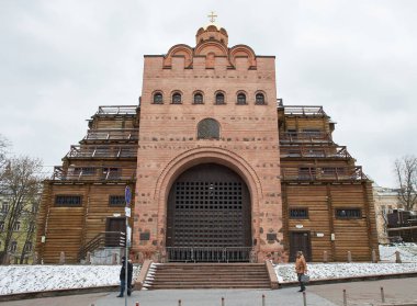 Kyiv, Ukrayna - 03.29.2023: Güneşli havada mavi bulutlu gökyüzü üzerinde Kiev 'de ünlü bir Altın Kapı