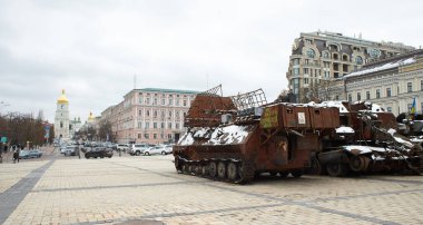 Kyiv, Ukrayna - 03.29.2023: Rus askerleri tarafından çekilen sivil araba. Ukrayna 'da savaş. Mykhailivs 'ka Meydanı' nda Rus tankı yok edildi..