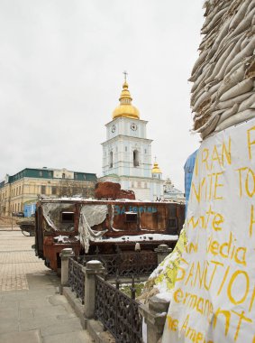 Kyiv, Ukrayna - 03.29.2023: Rus askerleri tarafından çekilen sivil araba. Ukrayna 'da savaş. Mykhailivs 'ka Meydanı' nda Rus tankı yok edildi..