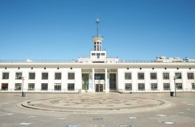 Kyiv, Ucraine-03.30.2023: Poshtova Meydanı 'ndaki Kyiv Nehri Port yolcu terminali - Kyiv' deki en ünlü meydanlardan biri.