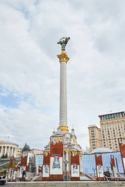 Kyiv, Ukrayna - 03.27.2023: Ukrayna 'nın başkenti Kyiv' de Bağımsızlık Meydanı ve Khreshchatyk Caddesi. Rusya 'nın Ukrayna' ya karşı savaşı. Meydan Nezalezhnosti Manzarası.