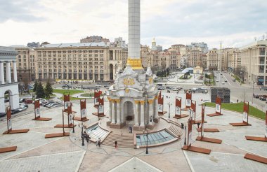 Kyiv, Ukrayna - 03.27.2023: Ukrayna 'nın başkenti Kyiv' de Bağımsızlık Meydanı ve Khreshchatyk Caddesi. Rusya 'nın Ukrayna' ya karşı savaşı. Meydan Nezalezhnosti Manzarası.