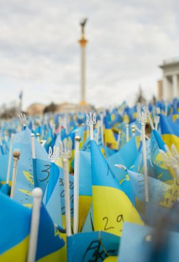 Düşenlerin bayrakları Ukrayna 'nın ulusal bayraklarında 2022' de Khreshhatyk Caddesi 'nde öldürülen Rus saldırganlara karşı verilen savaşta ölen askerlerin isimleri var..