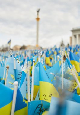 Düşenlerin bayrakları Ukrayna 'nın ulusal bayraklarında 2022' de Khreshhatyk Caddesi 'nde öldürülen Rus saldırganlara karşı verilen savaşta ölen askerlerin isimleri var..