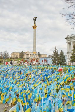Kyiv, Ukrayna - 03.27.2023: Ukrayna 'nın Kyiv kentinde savaş zamanında düşen Ukrayna savunmacılarının anısına sarı ve mavi bayraklı Bağımsızlık Meydanı