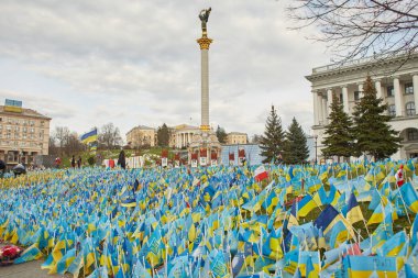 Kyiv, Ukrayna - 03.27.2023: Ukrayna 'nın Kyiv kentinde savaş zamanında düşen Ukrayna savunmacılarının anısına sarı ve mavi bayraklı Bağımsızlık Meydanı