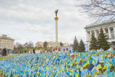 Kyiv, Ukrayna - 03.27.2023: Ukrayna 'nın Kyiv kentinde savaş zamanında düşen Ukrayna savunmacılarının anısına sarı ve mavi bayraklı Bağımsızlık Meydanı