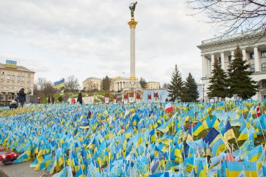 Kyiv, Ukrayna - 03.27.2023: Ukrayna 'nın Kyiv kentinde savaş zamanında düşen Ukrayna savunmacılarının anısına sarı ve mavi bayraklı Bağımsızlık Meydanı