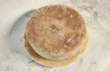 Beyaz arka planda izole edilmiş sarı doğal arı cilası parçaları. Beyaz arka planda izole edilmiş balmumu parçaları. Arıcılık ürünleri. Apioterapi