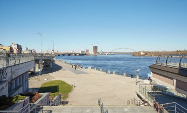 Kyiv, Ukrayna - 03.08.2023: Bir mavi ve beyaz kablo füniküler yamaç boyunca raylarda yükselir. Füniküler tramvay, yan görüş. Kyiv İstasyonu, Ukrayna