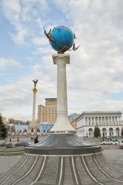 Kyiv, Ukrayna - 03.08.2023: Bir mavi ve beyaz kablo füniküler yamaç boyunca raylarda yükselir. Füniküler tramvay, yan görüş. Kyiv İstasyonu, Ukrayna