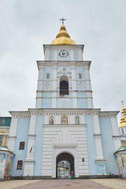 Kyiv, Ukrayna - 03.08.2023: Bir mavi ve beyaz kablo füniküler yamaç boyunca raylarda yükselir. Füniküler tramvay, yan görüş. Kyiv İstasyonu, Ukrayna