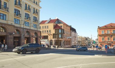 Kyiv, Ukrayna - 03.08.2023: Bir mavi ve beyaz kablo füniküler yamaç boyunca raylarda yükselir. Füniküler tramvay, yan görüş. Kyiv İstasyonu, Ukrayna