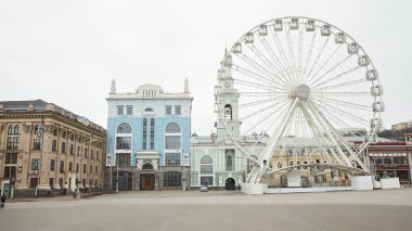 Kyiv, Ukrayna - 03.08.2023: Bir mavi ve beyaz kablo füniküler yamaç boyunca raylarda yükselir. Füniküler tramvay, yan görüş. Kyiv İstasyonu, Ukrayna