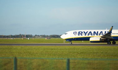 Dubli, İrlanda - 10.11.2021: Dublin havaalanında Ryanair uçağı. Ticari uçak jeti güzel gün batımı ışığında iniyor. Uçuş ulaşımı havayolu arka planı kavramı.