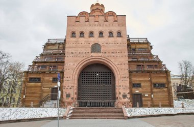 Kyiv, Ukrayna - 03.29.2023: Güneşli havada mavi bulutlu gökyüzü üzerinde Kiev 'de ünlü bir Altın Kapı