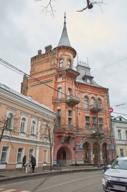 Kyiv, Ucraine-04.30.2023: Arabaları, yayaları ve bisikletçileri olan Kyiv 'in merkezi. Harika evleri olan güzel ve güneşli bir cadde.