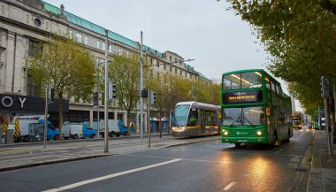 Dublin, İrlanda - 11.19.2021: Dublin caddelerinde arabalar, yayalar ve bisikletçiler.