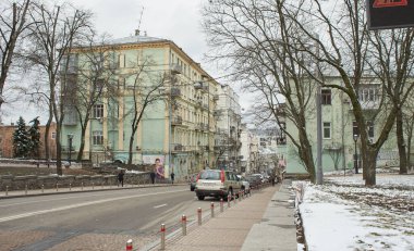 Kyiv, Ucraine-04.30.2023: Arabaları, yayaları ve bisikletçileri olan Kyiv 'in merkezi. Harika evleri olan güzel ve güneşli bir cadde.