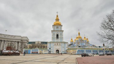 Kyiv, Ucraine-04.30.2023: Arabaları, yayaları ve bisikletçileri olan Kyiv 'in merkezi. Harika evleri olan güzel ve güneşli bir cadde.