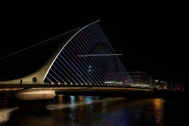 Samuel Beckett köprüsü Dublin, İrlanda 'da. Gecenin güzel şehri.