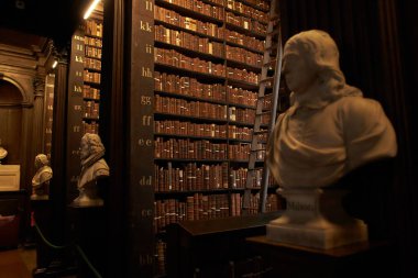 Eski kitaplar Kells Kitabı ve Eski Kütüphane turunda yer alır Dublin, İrlanda 'da Trinity College Dublin' de