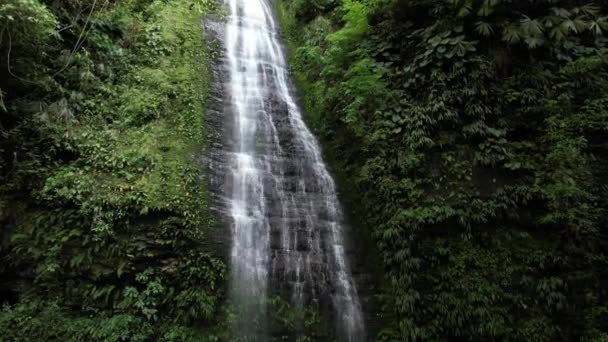 Cascada Medio Del Bosque Seco Tropical Colombiano Toma Aerea Con — Vídeo de stock