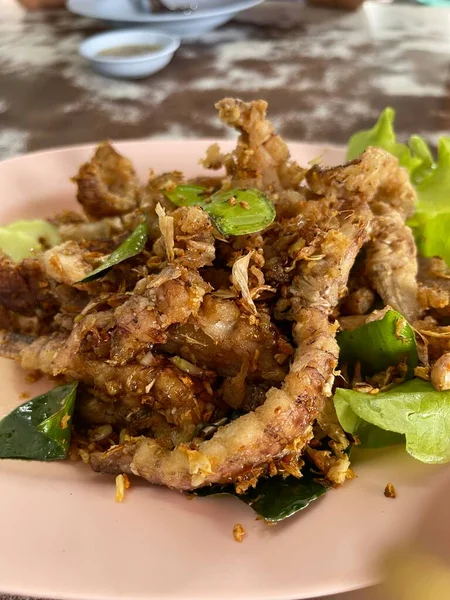 桌上放着大蒜和胡椒粉的炸虾 这是泰国的一种美味而有名的海鲜 — 图库照片