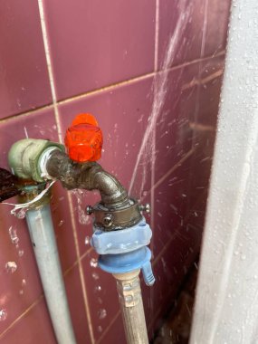 Musluk kırıldı ve musluktan su akıyor..