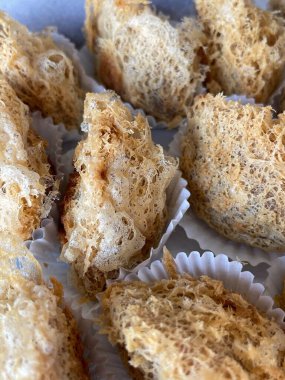 Khanom Ra ince hamur tabakalarından yapılır..