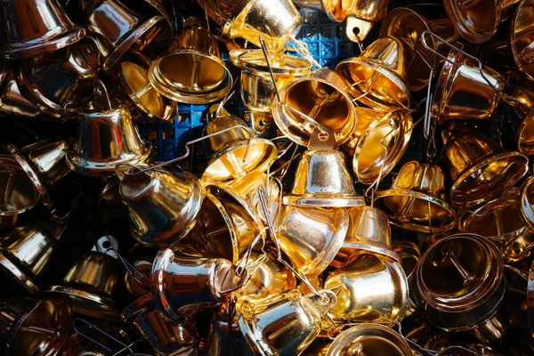 Tapınağa gelen tapınmacılar için hazırlanmış küçük altın çanlar grubuna odaklanın..