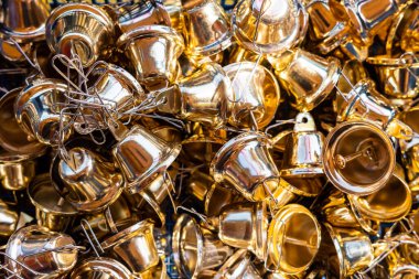 Tapınağa gelen tapınmacılar için hazırlanmış küçük altın çanlar grubuna odaklanın..