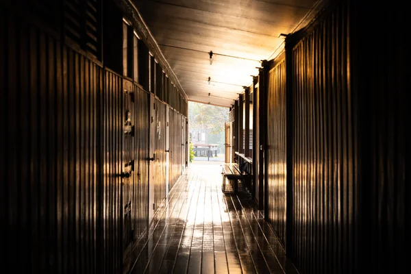 木制住宅大楼内的黑暗走廊 末端阳光灿烂 — 图库照片