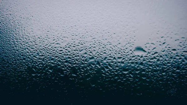 Arkaplandan Gelen Parlak Işıkla Yağmurdan Sonra Cam Pencereye Damlalar Konur — Stok fotoğraf