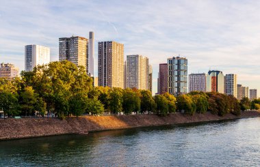 Paris, Fransa - 29 Eylül 2018: Seine nehri yakınlarındaki iş alanı ve kamu parkında gün batımında yapılan çalışmalar.