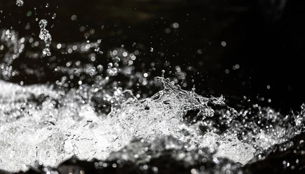 Близький Фокус Швидкорухомій Воді Річці Зупиненою Технікою Руху Темному Фоні — стокове фото