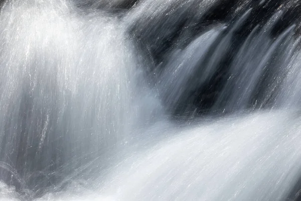 Довгий Вплив Потоку Води Природному Потоці Темним Фоном — стокове фото