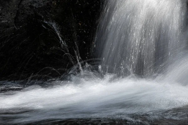 Довгий Вплив Потоку Води Природному Потоці Темним Фоном — стокове фото