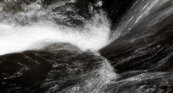 Koyu Arkaplan Ile Doğal Akışında Akan Suyun Uzun Pozu — Stok fotoğraf