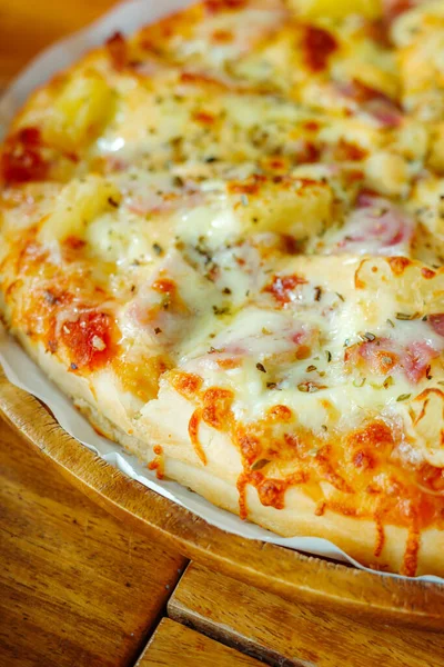 Concentrați Pizza Hawaiiană Casă Acoperită După Coacerea Din Cuptor Pusă — Fotografie, imagine de stoc