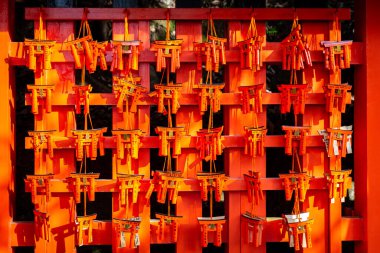 Fushimi Inari, Osaka, Japonya - 21 Kasım 2018: İyi şans getirmesi için tapınağın içinde asılı olan farklı dilde ziyaretçi isimleriyle küçük torii türbesi.