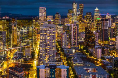 Seattle, Washington, ABD - 9 Ekim 2019: Geceleri Space Needle 'dan şehir merkezinin havadan görüntüsü. Bütün binalar ve sokaklar aydınlanıyor.