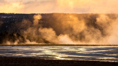 Yellowstone Ulusal Parkı 'nda sıcak bölge, Wyoming' de güneş ışığına dokunan duman.