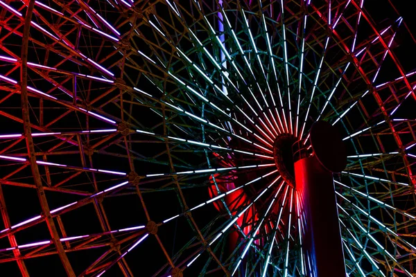Buntes Licht Fluoreszierend Auf Struktur Des Riesenrads Mit Dunklem Nachthintergrund — Stockfoto