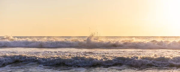 Естественная Сцена Сильных Волн Ударила Пляжу Ярким Солнечным Светом — стоковое фото