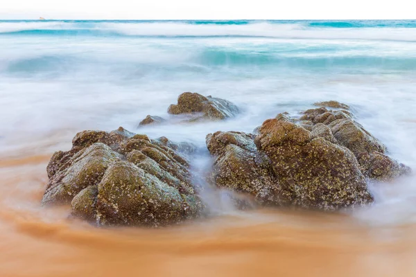 Резко Движущаяся Волна Вокруг Больших Скал Чистом Пляже Большой Скоростью — стоковое фото