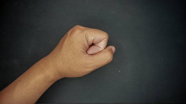 Koyu arkaplanda yumruk.